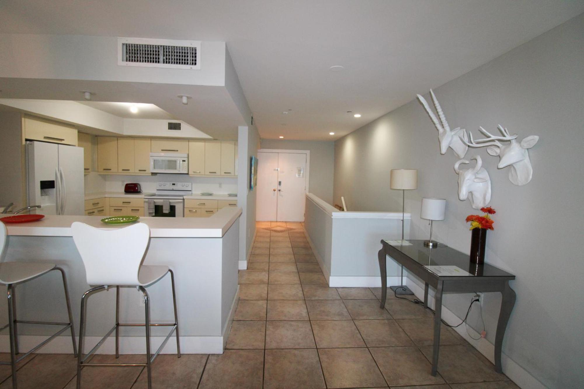 Castle Pavillon 8 Beachfront - Private Beach Access Loft With 2-Story, Pool, Tennis, Free Parking Access Miami Beach Exterior photo